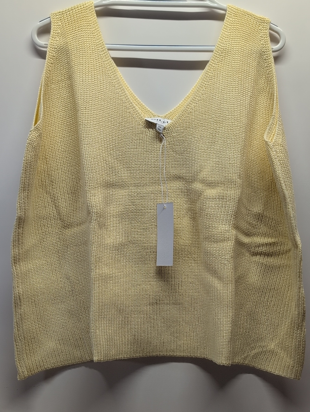 NWT Gilli Pale Yellow V-Neck Knit Sweater Vest